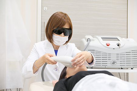 しみ・そばかす・肝斑のレーザー治療の様子
